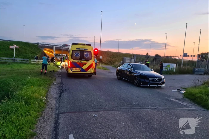 Twee opzittenden van scooter gewond bij aanrijding