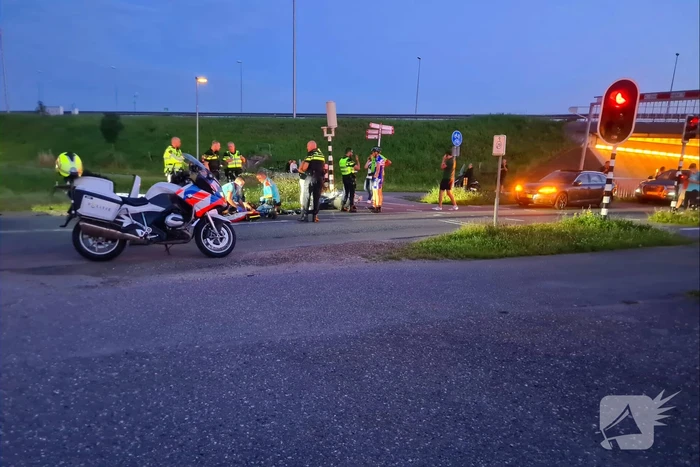 Twee opzittenden van scooter gewond bij aanrijding