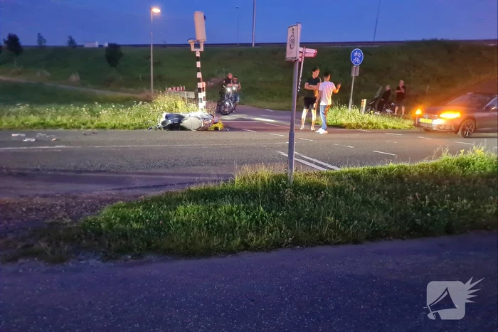 Twee opzittenden van scooter gewond bij aanrijding