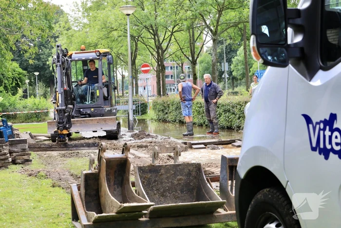 Sinkhole ontstaan bij waterleidingbreuk