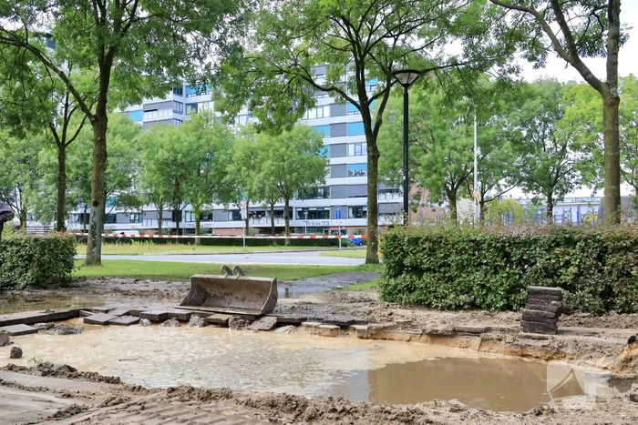 Sinkhole ontstaan bij waterleidingbreuk