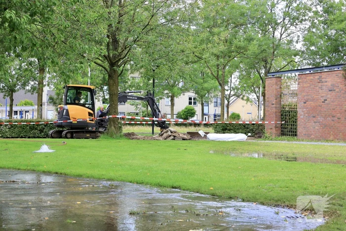 Sinkhole ontstaan bij waterleidingbreuk