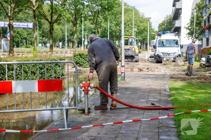 Sinkhole ontstaan bij waterleidingbreuk