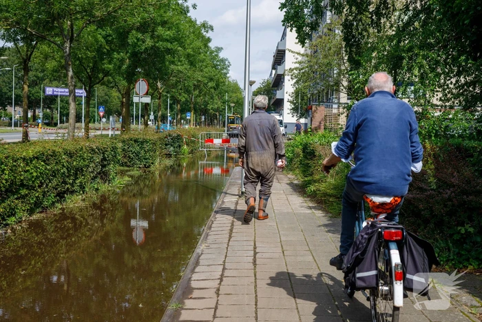 Sinkhole ontstaan bij waterleidingbreuk