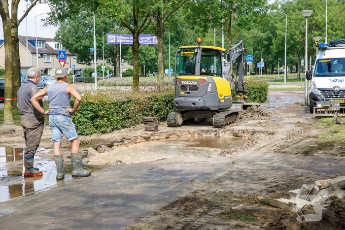 Sinkhole ontstaan bij waterleidingbreuk