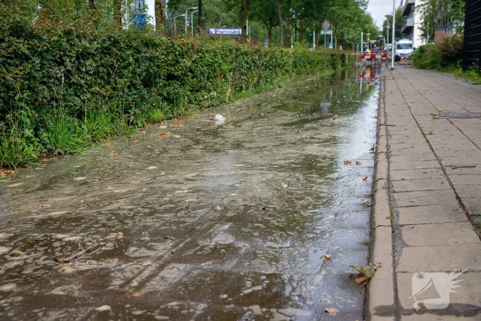Sinkhole ontstaan bij waterleidingbreuk