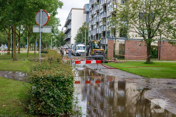 Sinkhole ontstaan bij waterleidingbreuk