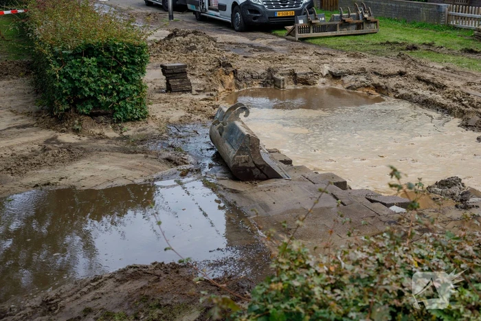 Sinkhole ontstaan bij waterleidingbreuk
