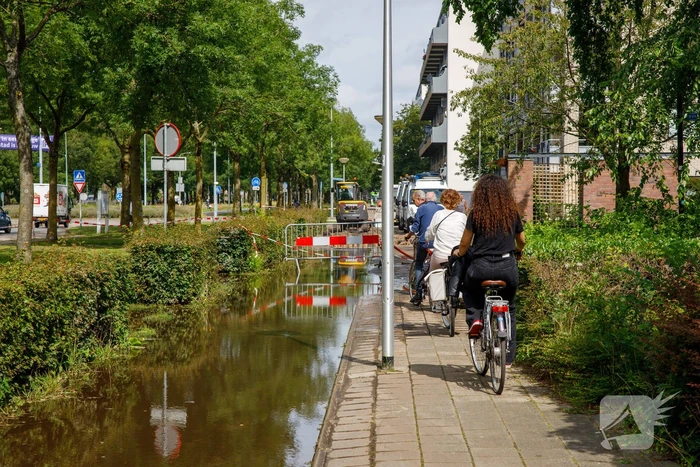 Sinkhole ontstaan bij waterleidingbreuk
