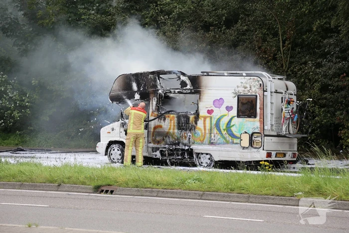 Camper volledig uitgebrand