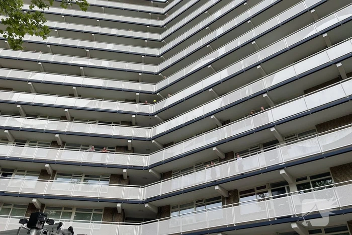 Rookpot zorgt voor enorme rookontwikkeling in flatgebouw