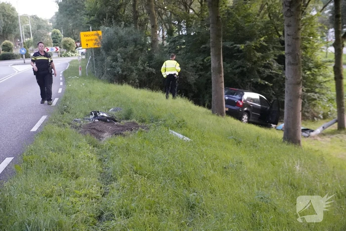 Dronken bestuurder ramt lantaarnpaal en rijdt talud af