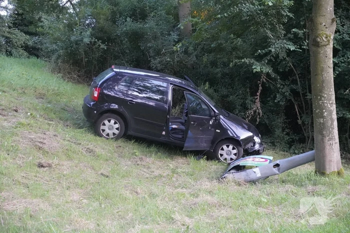 Dronken bestuurder ramt lantaarnpaal en rijdt talud af