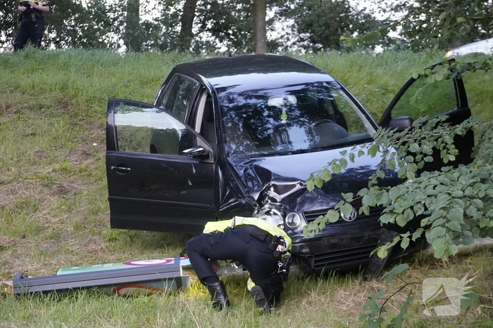 Dronken bestuurder ramt lantaarnpaal en rijdt talud af
