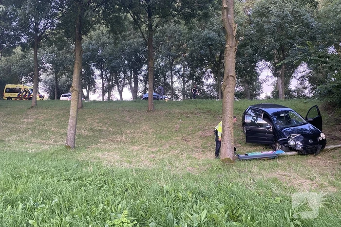 Dronken bestuurder ramt lantaarnpaal en rijdt talud af