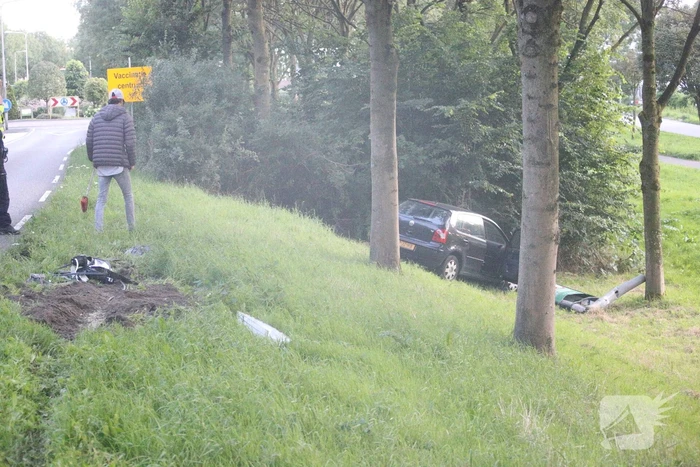 Dronken bestuurder ramt lantaarnpaal en rijdt talud af