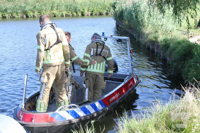 Zoektocht naar container in water