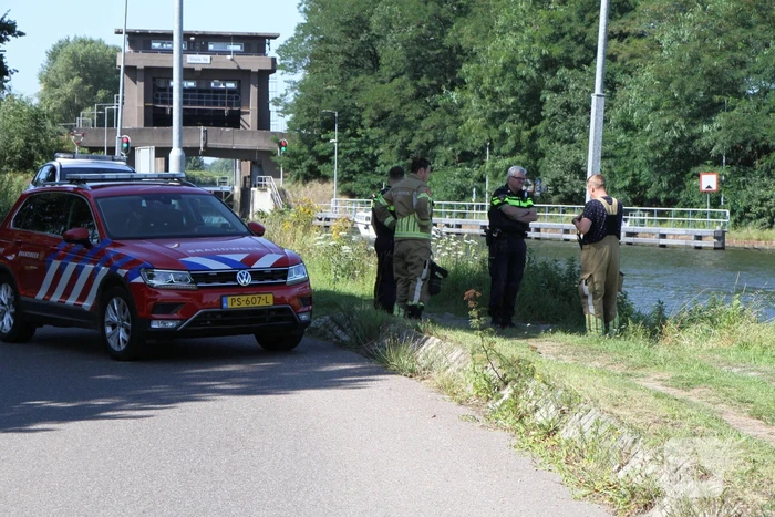 Zoektocht naar container in water