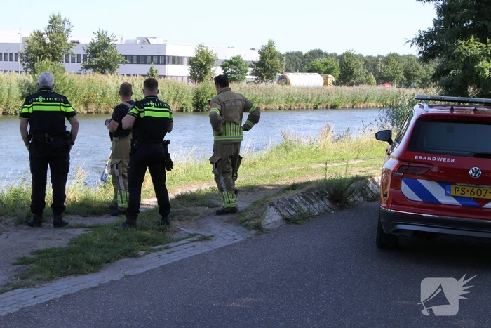 Zoektocht naar container in water