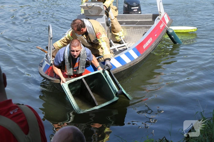 Zoektocht naar container in water