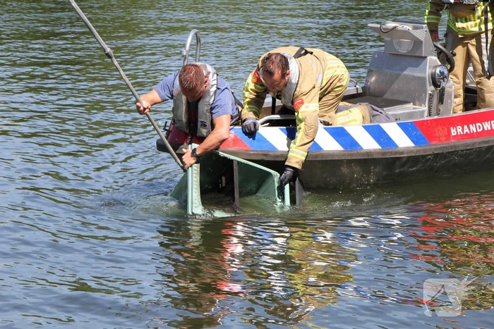 Zoektocht naar container in water