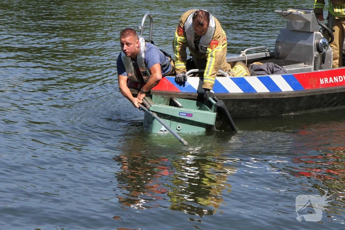 Zoektocht naar container in water