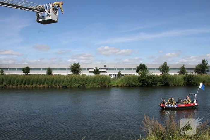 Zoektocht naar container in water