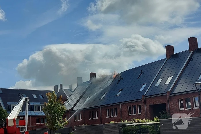 Zonnepanelen op dak verwoest door brand