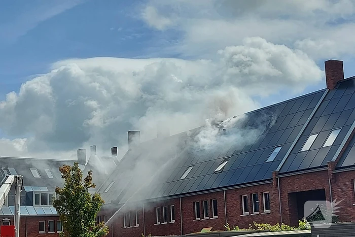 Zonnepanelen op dak verwoest door brand