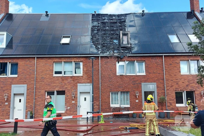 Zonnepanelen op dak verwoest door brand