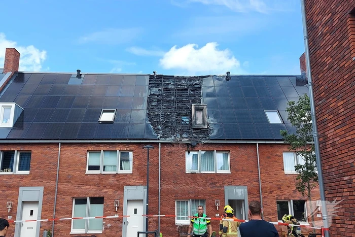 Zonnepanelen op dak verwoest door brand