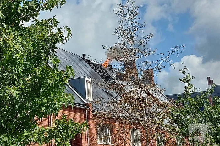 Zonnepanelen op dak verwoest door brand