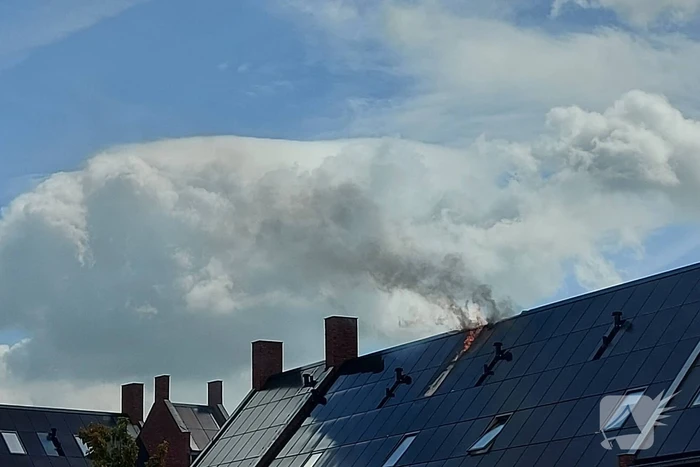Zonnepanelen op dak verwoest door brand