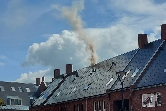 Zonnepanelen op dak verwoest door brand