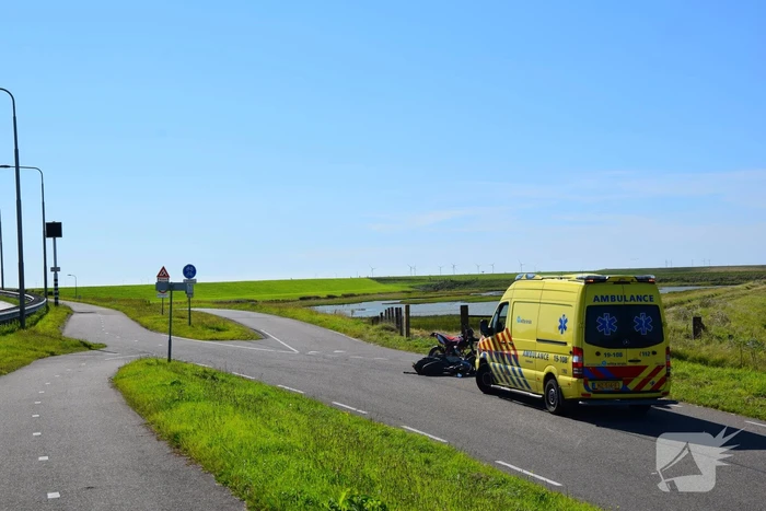 Twee scooters botsen op splitsing