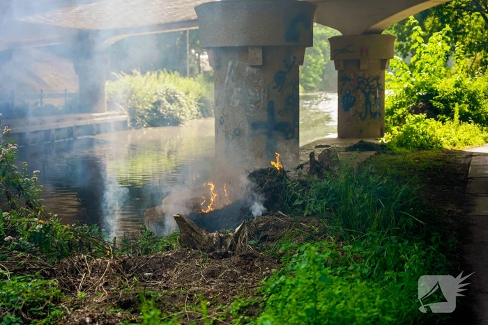 Rommel onder brug in brand gevlogen