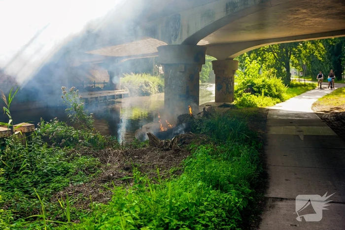 Rommel onder brug in brand gevlogen