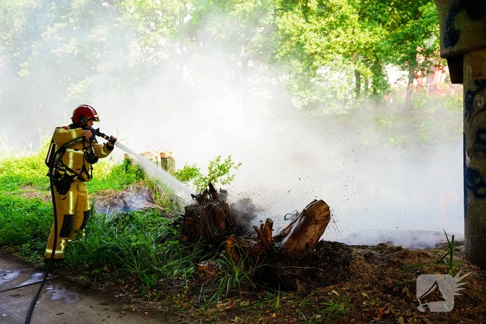 Rommel onder brug in brand gevlogen