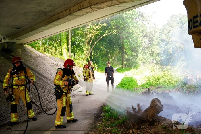 Rommel onder brug in brand gevlogen