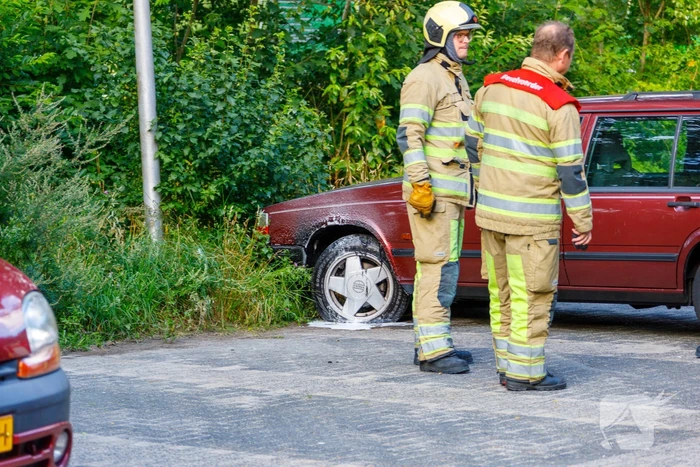 Geparkeerde auto vat vlam