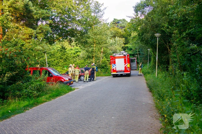 Geparkeerde auto vat vlam