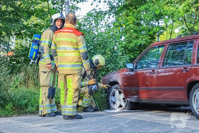 Geparkeerde auto vat vlam