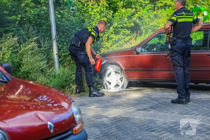 Geparkeerde auto vat vlam