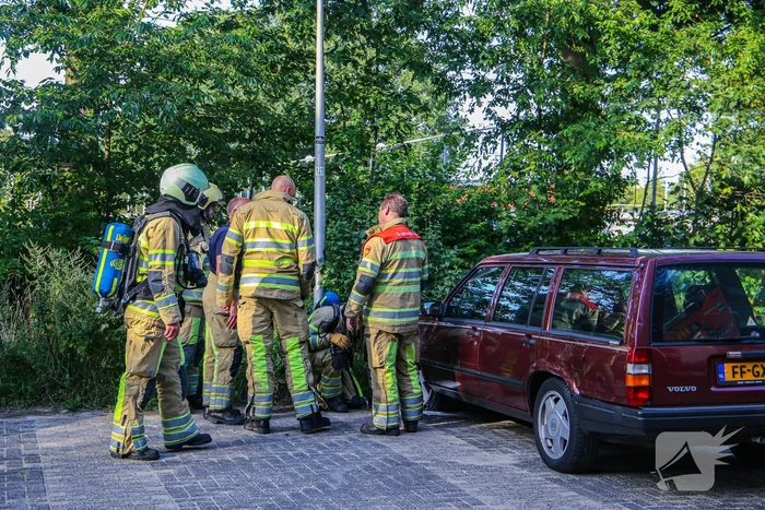 Geparkeerde auto vat vlam