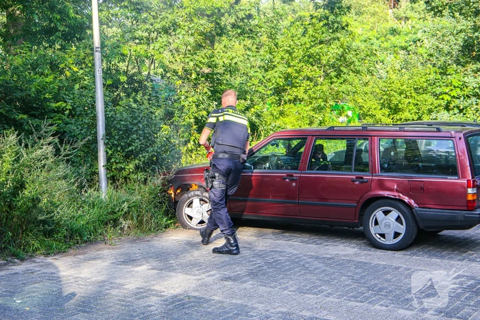 Geparkeerde auto vat vlam