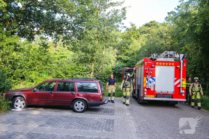 Geparkeerde auto vat vlam