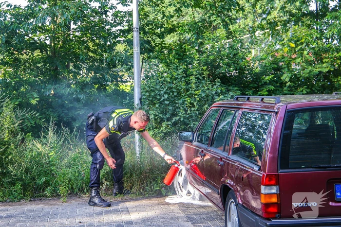 Geparkeerde auto vat vlam