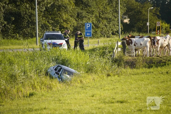 BMW M3 van 150000 euro belandt in sloot