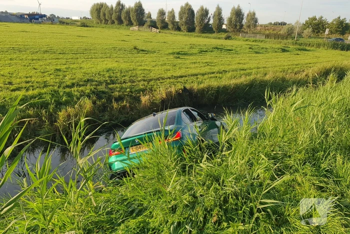 BMW M3 van 150000 euro belandt in sloot