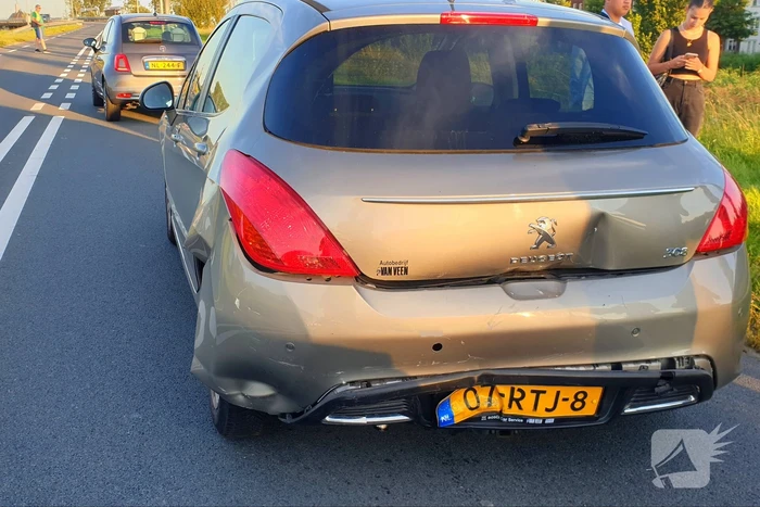 Drie auto's botsen op elkaar door afslaande auto